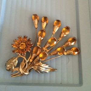 VINTAGE DAISY PIN *SALE*