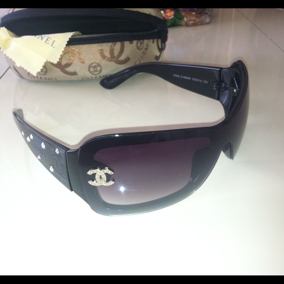 Sunglasses rhinestones new with case and cloth c.c