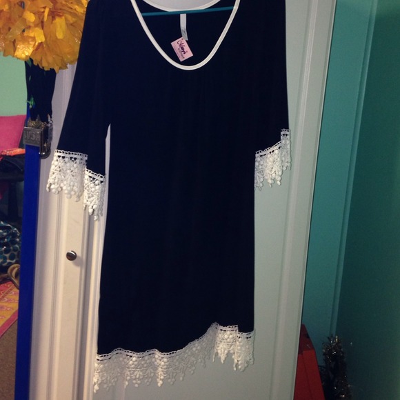 Very cute dress! Very comfy material, strechy.