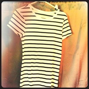 Old Navy black and white stripe tshirt