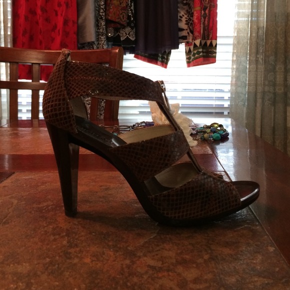 Gorgeous Michael Kors heels! Never worn! - Picture 4 of 4