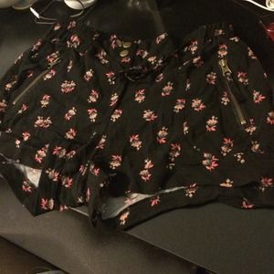 loose fit flowery american rag shorts