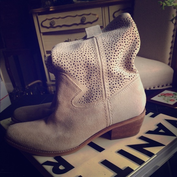 BcBg nude suede booties