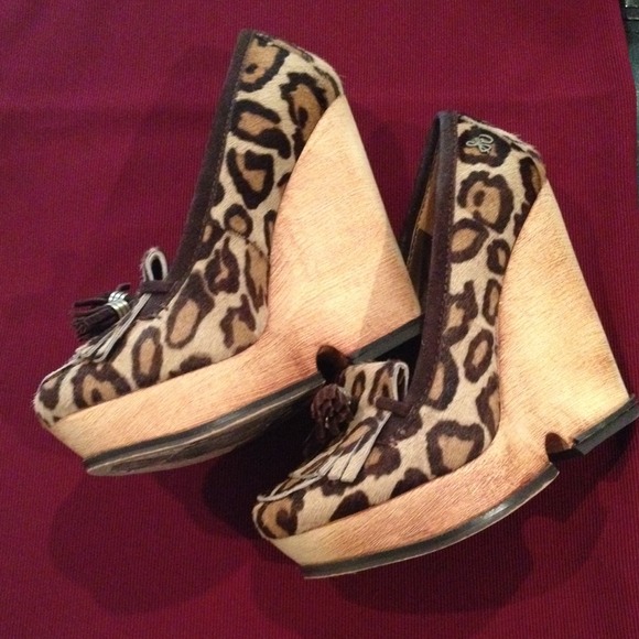 Leopard and wood wedges