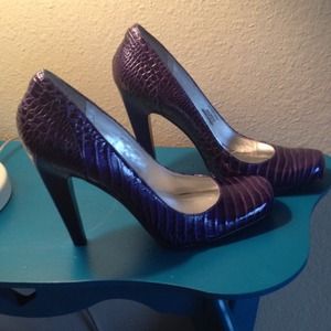 Purple Heels approx 4" heel. Worn once.