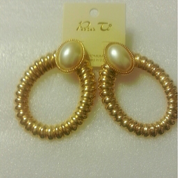 Gold & Pearl earrings