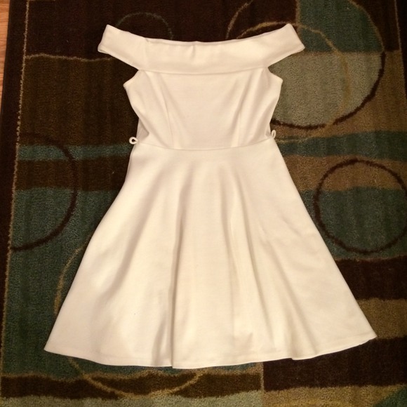 White off shoulder sleeve dress
