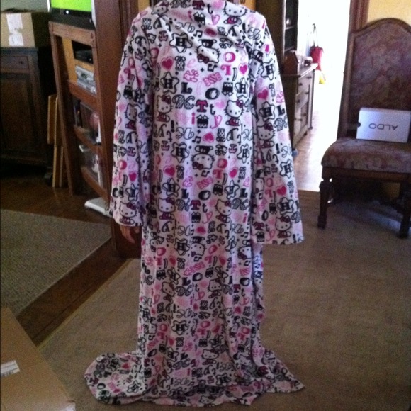 Hello kitty snuggie! Like new!