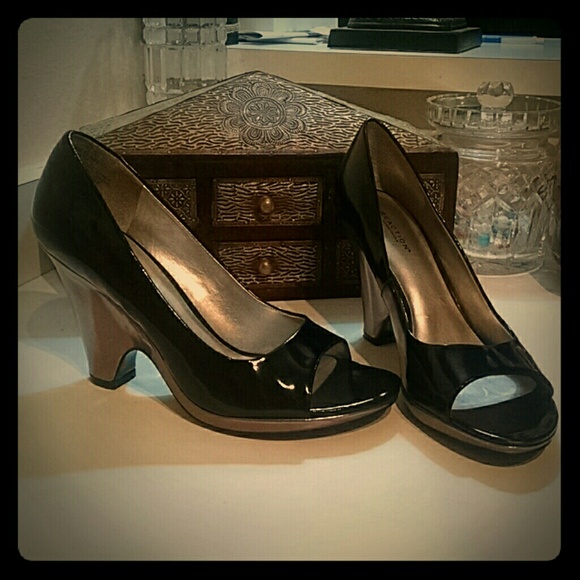 Kenneth Cole Curve Patent Leather Open toe 9.5 - Picture 1 of 4