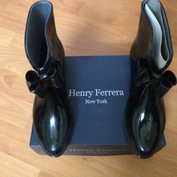henry ferrera black with black bow rain shoes