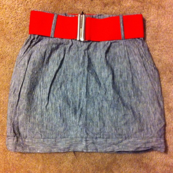 Gray belted, fitted mini skirt