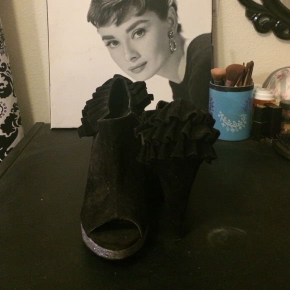 Black ruffled and glittered platform peep toe - Picture 2 of 3