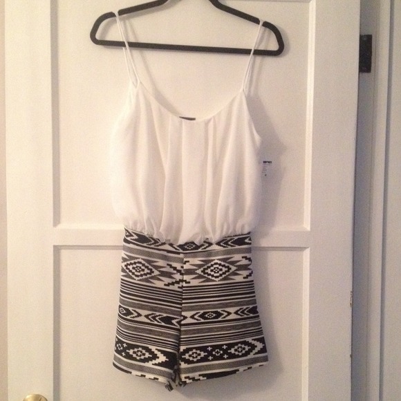 🆕Blk & wht chiffon Aztec print romper