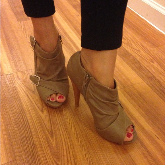 Heels - Picture 3 of 4
