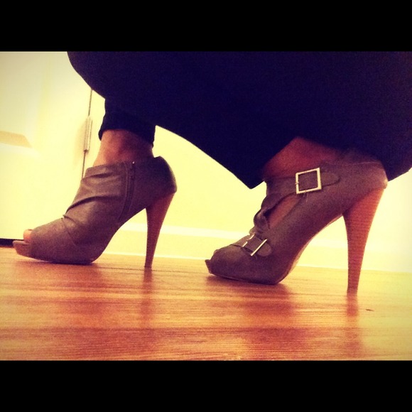 Heels - Picture 4 of 4