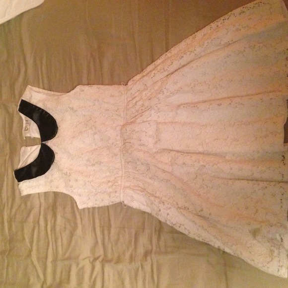 White peterpan collar dress