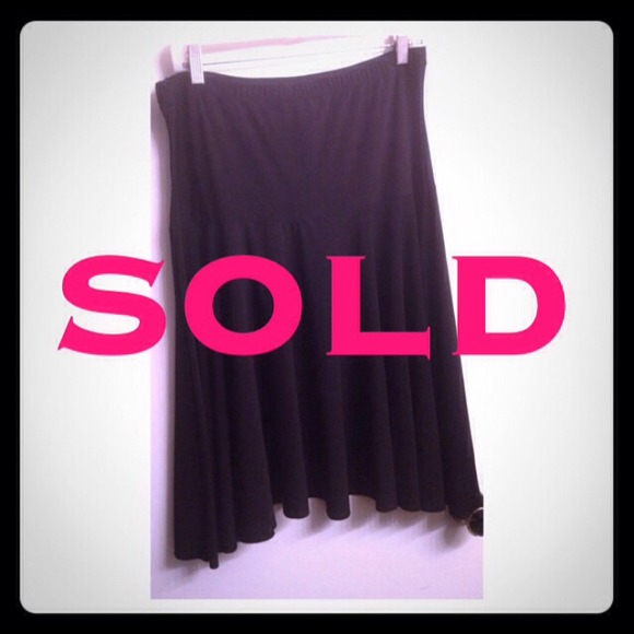 Super cute  black skirt .used 2 times like new - Picture 1 of 2