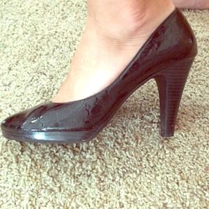 Black heel pump