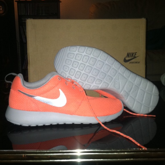 nike roshe run atomic pink size 8 model aviation nike roshe size 8