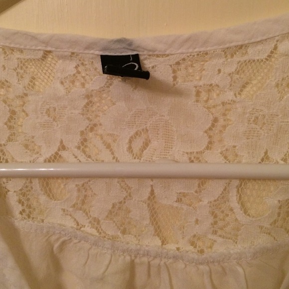 Adorable Windsor fashions top - Picture 2 of 3