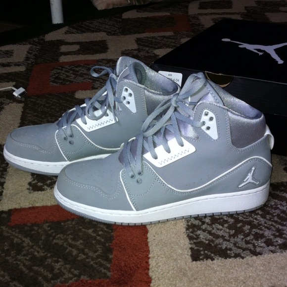 ❌SOLD❌ Wolf Grey Air Jordans - Picture 3 of 4