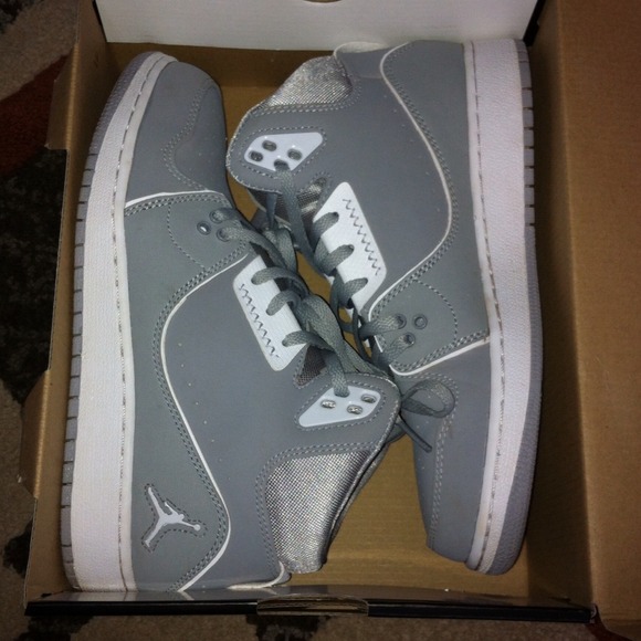 ❌SOLD❌ Wolf Grey Air Jordans - Picture 4 of 4