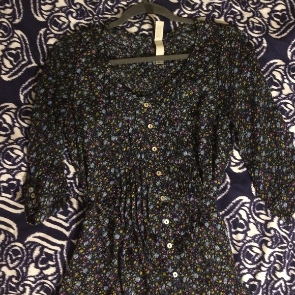 SOLD Blue floral half sleeve top - Picture 3 of 4