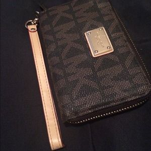 Michael Kors Wallet iPhone Wrislet 💕 With Box 🔳