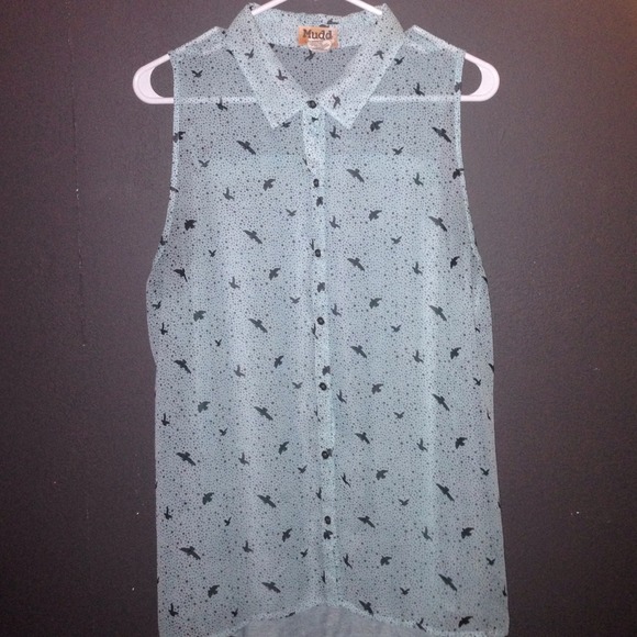 Cute sleeveless button up !