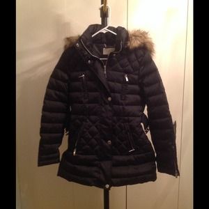 Puffer jacket with faux fur collar