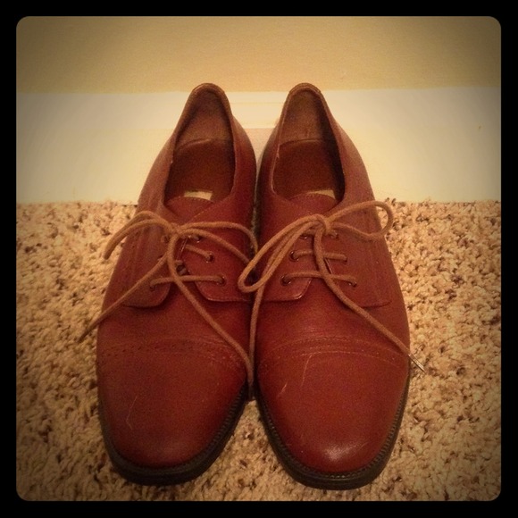 Brown Oxford shoes