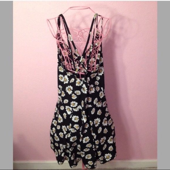 ⛔️SOLD ⛔️Daisy romper - Picture 2 of 2
