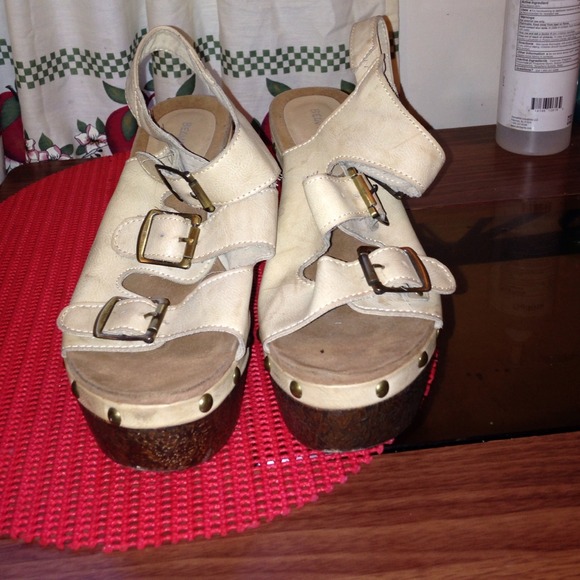 Clog heel shoes