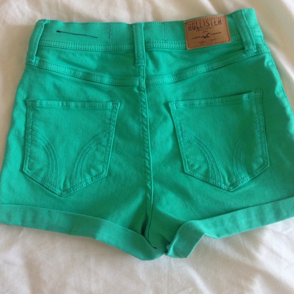 Hollister High Waisted Shorts - Picture 2 of 3
