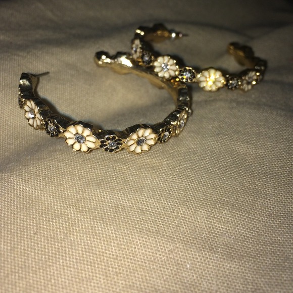 White and black flowers gold rim hoops