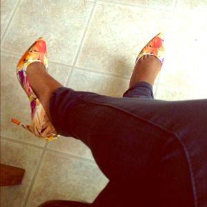 Ivanka trump floral pointed toe heel