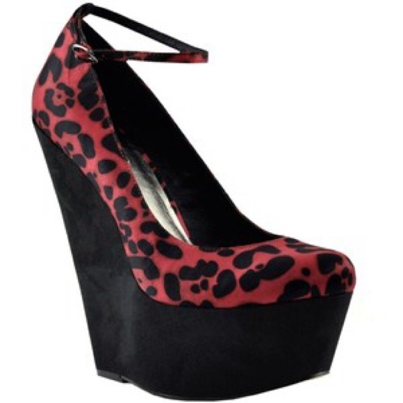 Red leopard wedges 😍