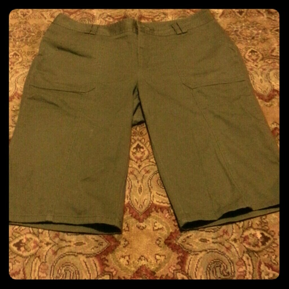 Dockers green shorts - Picture 1 of 3