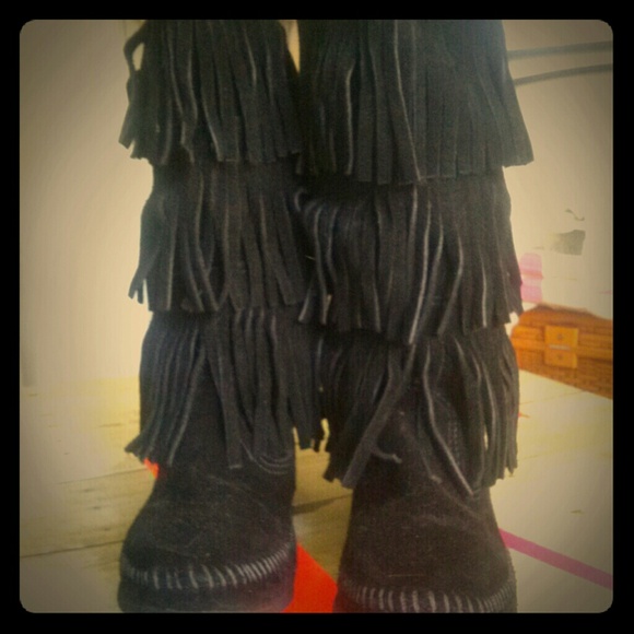 Minnetonka black fringe boots size7