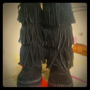 Minnetonka black fringe boots size7
