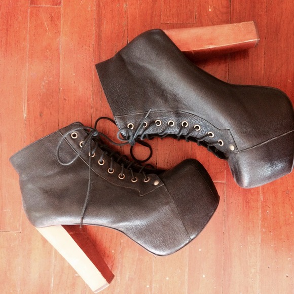 The famous •L I T A• by Jeffrey Campbell