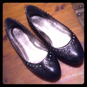 B Makowsky black leather ballet flats