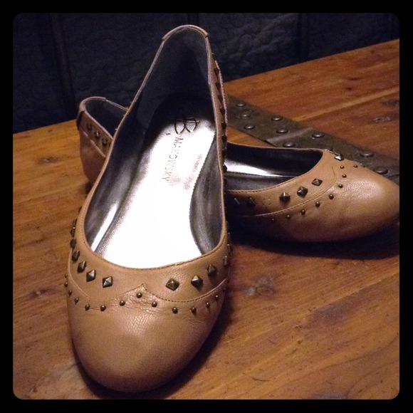 Nude b. Makowsky ballet flats