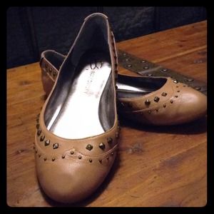 Nude b. Makowsky ballet flats