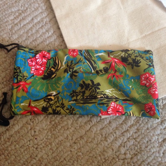 Box and glove - Picture 2 of 2