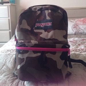 Jansport Camo Backpack With Pink Detailing💗💚