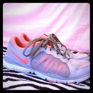 Hot pink and grey nike training shoes💞