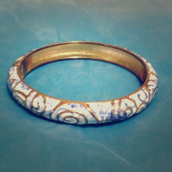 🚨REDUCED🚨White and blue bangle with gold trim.