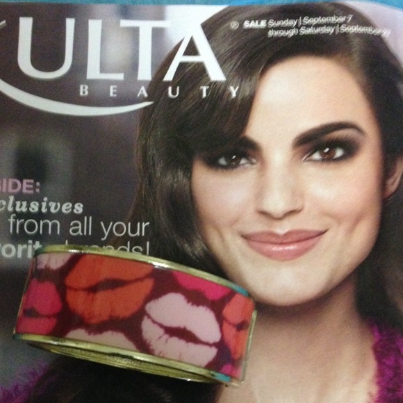 Ulta bangle bracelet with💋💋 NWOT Trade Value $10