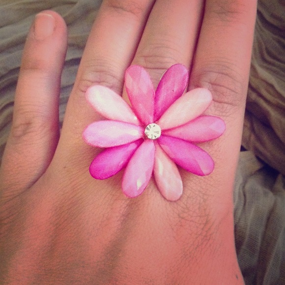 Plus sized stretchy flower ring